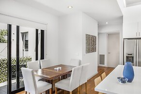 2-bed Apartment With Parking & Balcony Near Trains