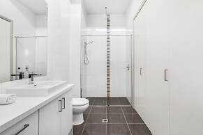 2-bed Apartment With Parking & Balcony Near Trains