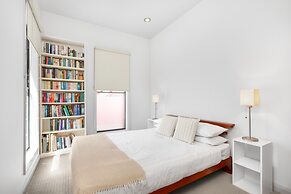 2-bed Apartment With Parking & Balcony Near Trains