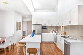 2-bed Apartment With Parking & Balcony Near Trains