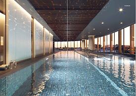 Chic 1-bed With Parking, Gym, Pool & City Views