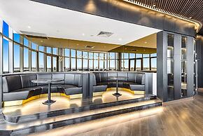 Chic 1-bed With Parking, Gym, Pool & City Views