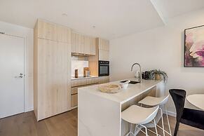 Chic 1-bed With Parking, Gym, Pool & City Views