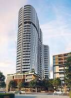 Chic 1-bed With Parking, Gym, Pool & City Views