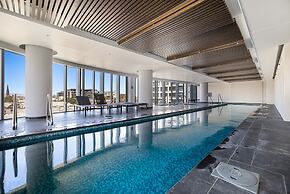 Chic 1-bed With Parking, Gym, Pool & City Views