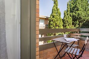 Unit With Balcony, Backyard and Parking Near Shops