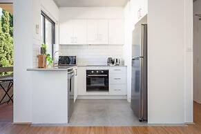 Unit With Balcony, Backyard and Parking Near Shops