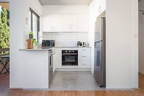 Unit With Balcony, Backyard and Parking Near Shops