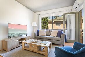 Unit With Balcony, Backyard and Parking Near Shops