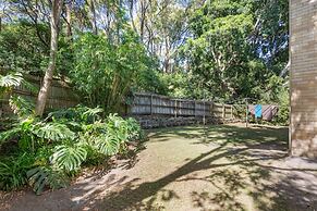 Unit With Balcony, Backyard and Parking Near Shops