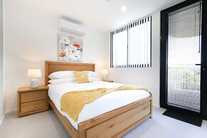 Glorious 2-bed With Waterside Balcony Views