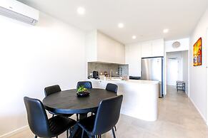Glorious 2-bed With Waterside Balcony Views