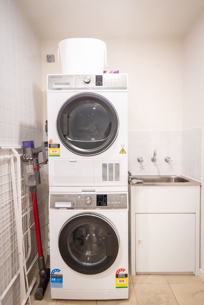 Convenient 2-bed Apartment in Melbourne's Heart