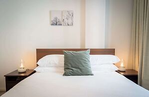 Convenient 2-bed Apartment in Melbourne's Heart