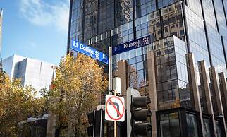 Convenient 2-bed Apartment in Melbourne's Heart