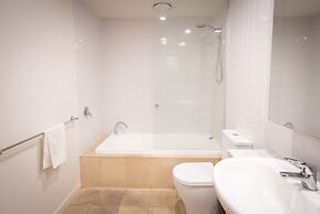 Convenient 2-bed Apartment in Melbourne's Heart