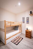 Convenient 2-bed Apartment in Melbourne's Heart