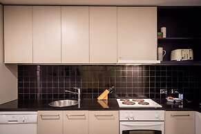 Convenient 2-bed Apartment in Melbourne's Heart