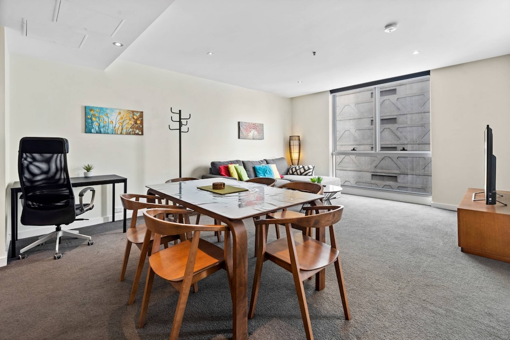 Spacious Melbourne CBD 2-bed Close to Everything