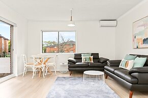 Bright and Convenient Apartment, Close to Shops