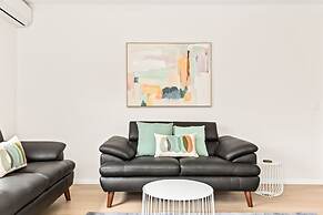 Bright and Convenient Apartment, Close to Shops