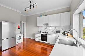 Huge Harbour View Apartment In Historic Home