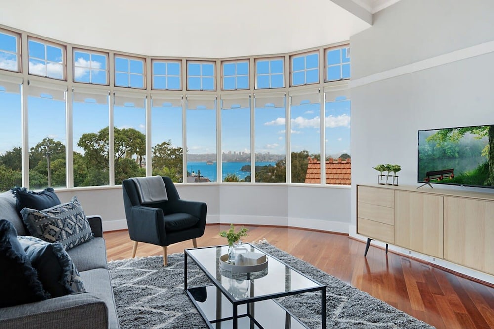 Huge Harbour View Apartment In Historic Home