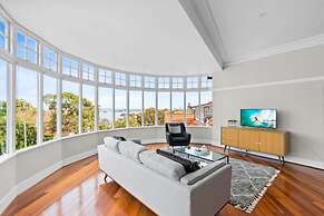 Huge Harbour View Apartment In Historic Home
