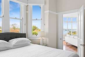 Huge Harbour View Apartment In Historic Home