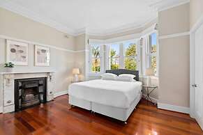 Huge Harbour View Apartment In Historic Home