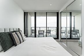 2-bed With Harbour Views & Outstanding Amenities