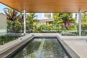 Waterfront 2-bed Oasis - Pool, Steam, Jacuzzi, Gym