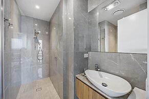 Waterfront 2-bed Oasis - Pool, Steam, Jacuzzi, Gym