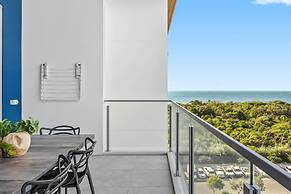 Waterfront 2-bed Oasis - Pool, Steam, Jacuzzi, Gym