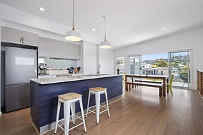 3-bed Coastal Getaway With Direct Beach Access