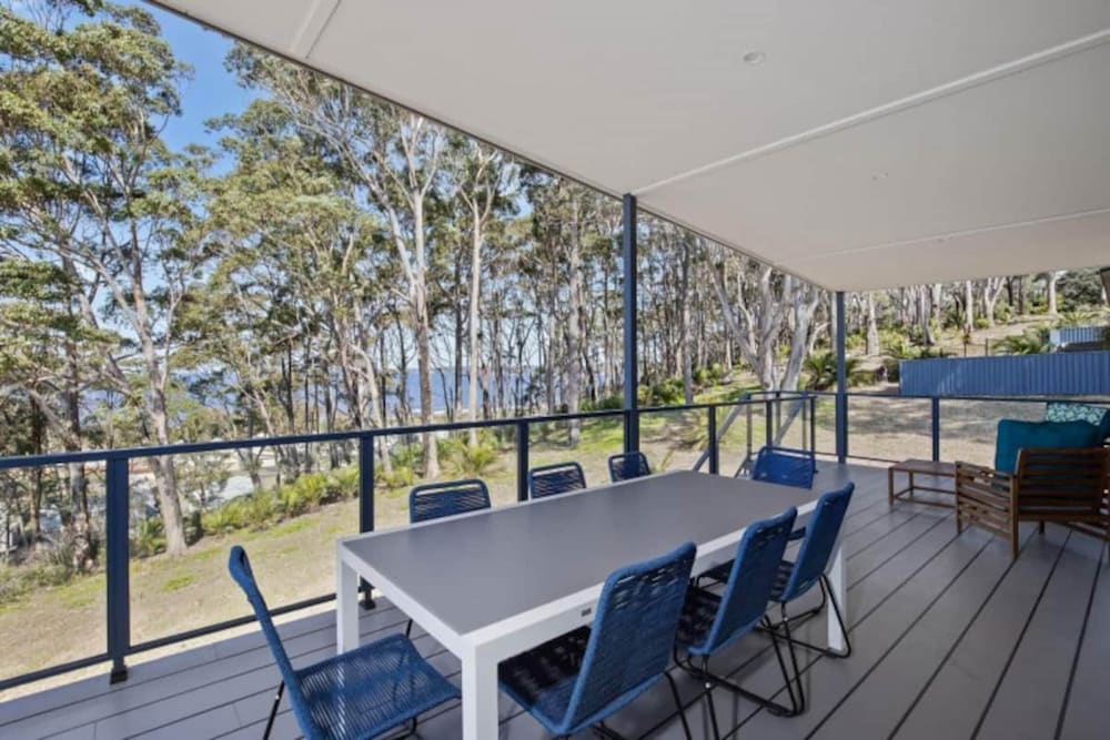 3-bed Coastal Getaway With Direct Beach Access