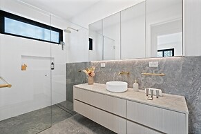 Deluxe 4-bed Home With Pool & Fire Pit