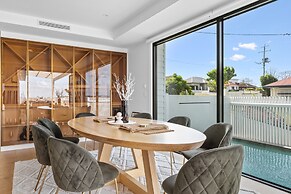 Deluxe 4-bed Home With Pool & Fire Pit