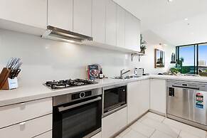 Impeccably Chic 2-bed With Views & Fab Amenities