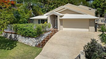 Spacious 4-bed Family Retreat With Pool