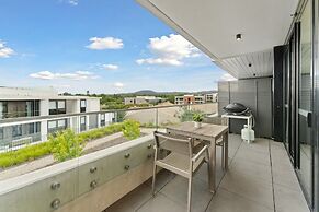 Perfect Location 1-bed With Balcony, BBQ & Parking