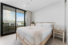 Perfect Location 1-bed With Balcony, BBQ & Parking