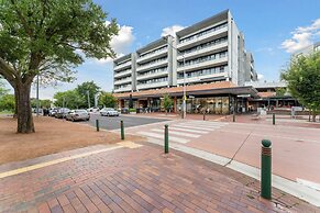 Perfect Location 1-bed With Balcony, BBQ & Parking