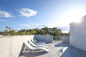 Elegant Bay Side 1-bed Apartment With Views