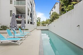 Central Cosy 2-bed With Pool and Near QUT & CBD