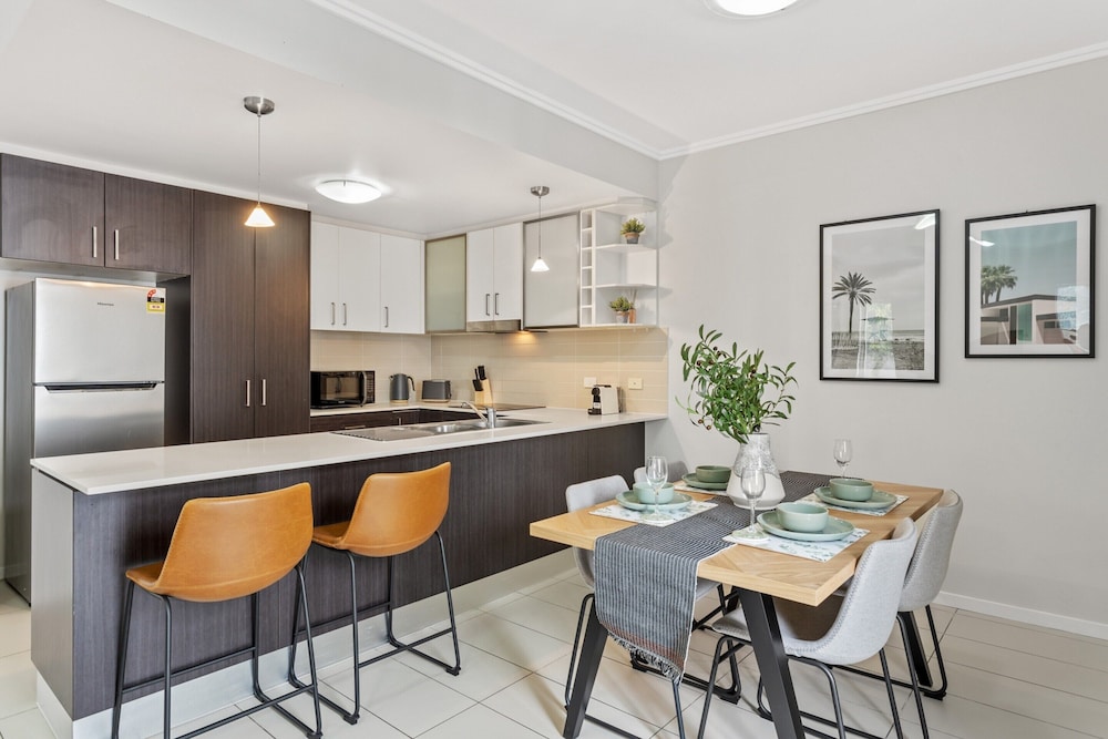 Central Cosy 2-bed With Pool and Near QUT & CBD