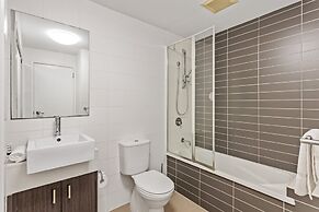 Central Cosy 2-bed With Pool and Near QUT & CBD
