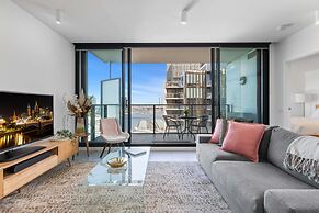 Chic 1-bed With Harbour Views & Pool by Tram Line