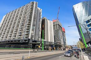 Chic 1-bed With Harbour Views & Pool by Tram Line