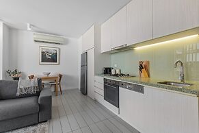 Chic 1-bed With Harbour Views & Pool by Tram Line